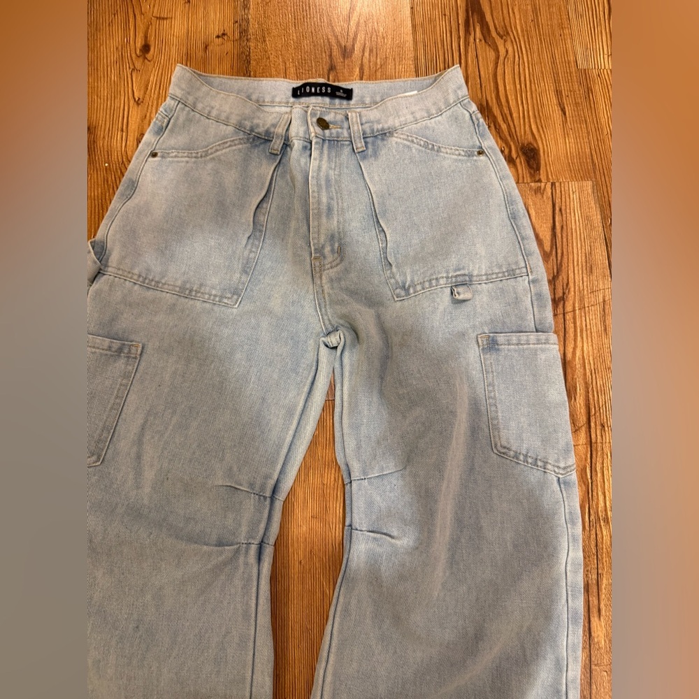 Lioness light wash cargo barrel jean pants size small. Great condition - Picture 6 of 6